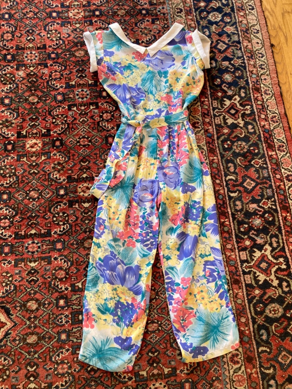 Vtg FARE FIND Cropped Jumpsuit
V Front / Back Neckline , cuffed short sleeve